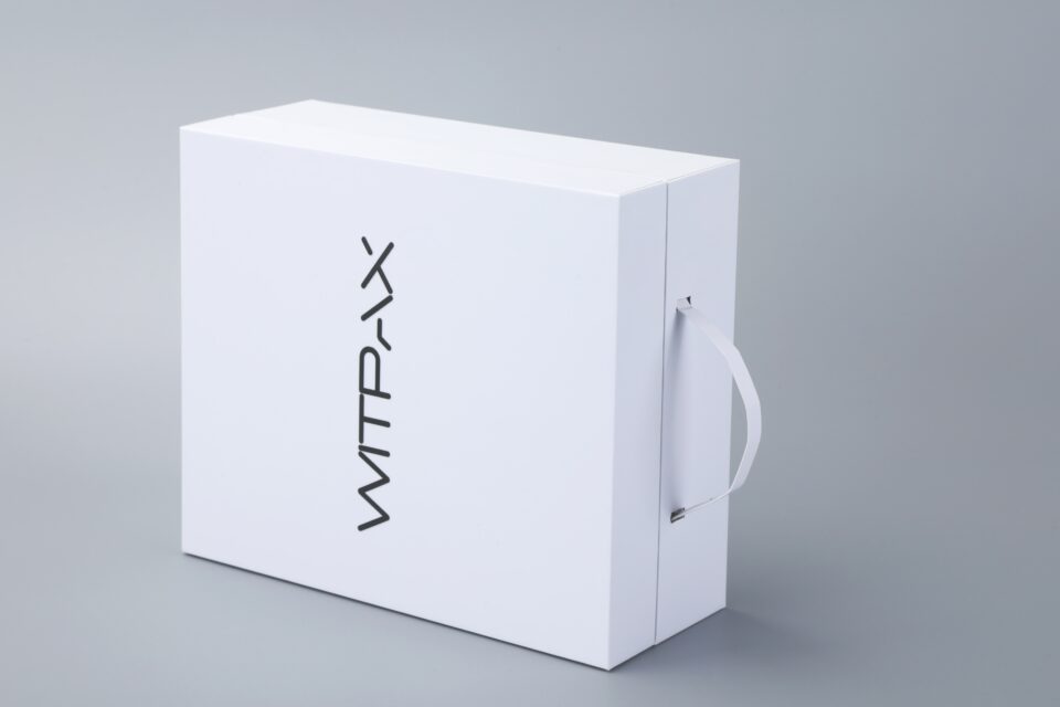 Portable hinged-lid shoulder box