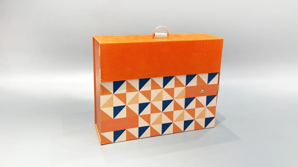 Luxury magnetic closure gift box with strap