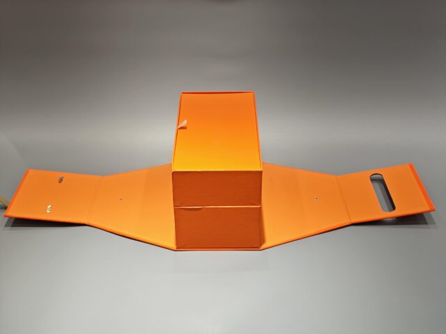 Foldable gift box