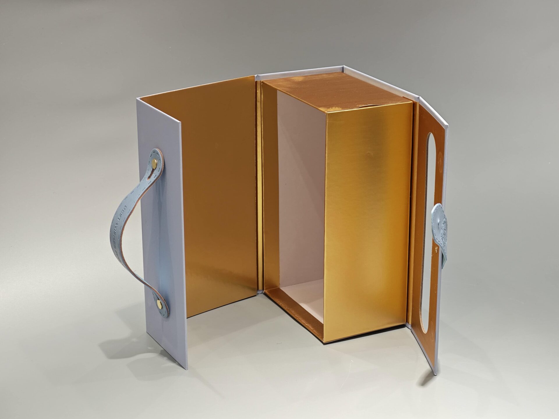 Foldable gift box